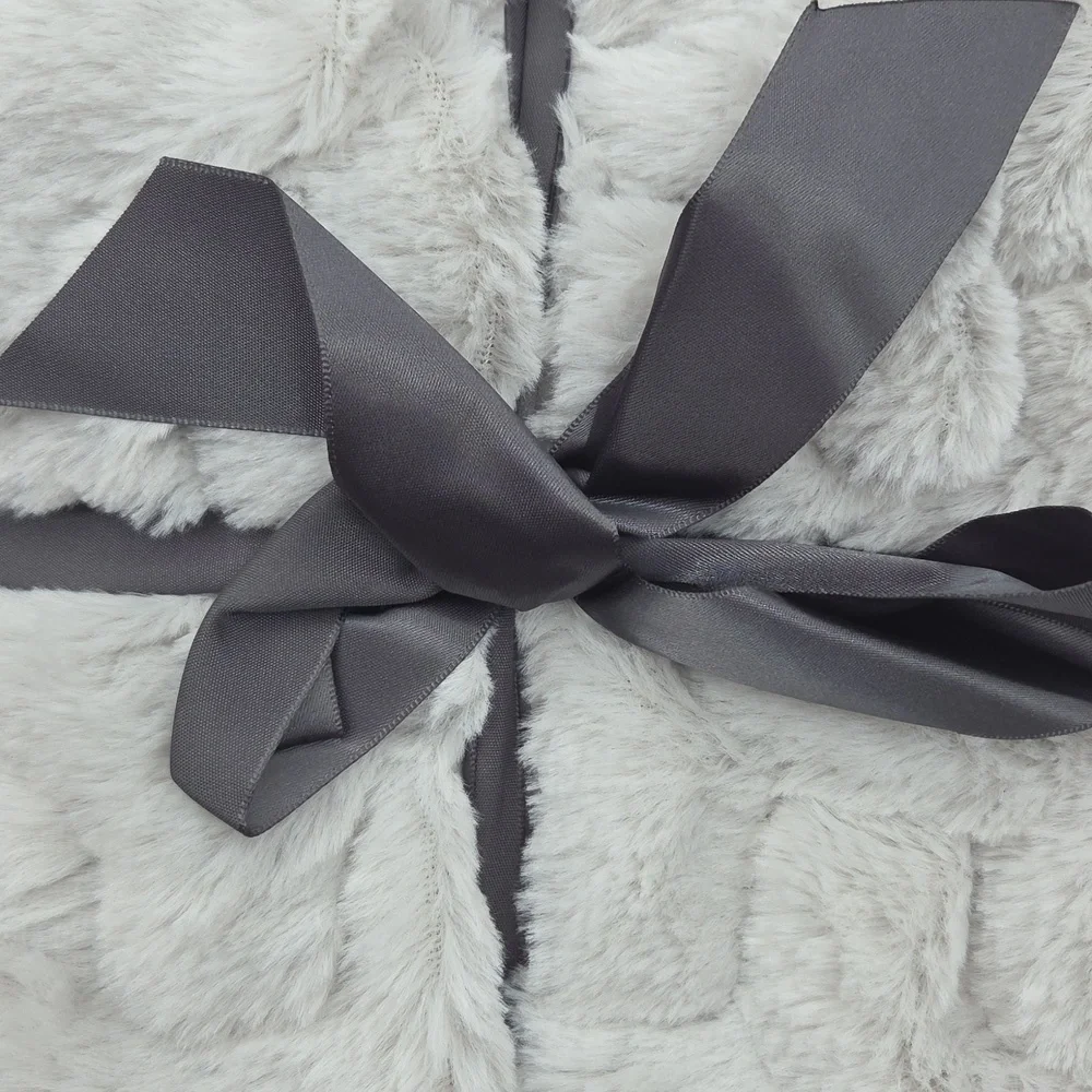 Luxurious Light Grey Textured Blanket NEW - Picture 12 of 13